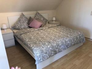 Una cama o camas en una habitación de Ferienwohnung-Op-n-Rugenbarg-70