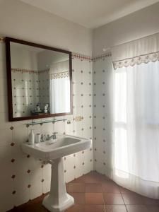 a bathroom with a sink and a mirror at Ti vengo a cercare Bed & Breakfast in Castellaro