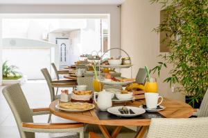 uma mesa com comida para o pequeno almoço em cima em Balance Hotel em Chania