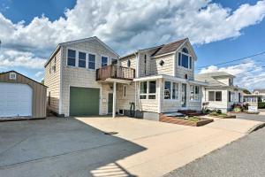 Gallery image of Sun-Soaked Coastal Cottage with Deck and Walk to Beach in Old Orchard Beach