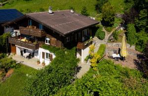 an aerial view of a house with a roof at Ferienwohnung Selinda in Niederried