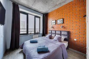 um quarto com uma cama com almofadas azuis em Smart Lofts Moscow em Moscou