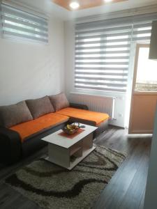 Зона вітальні в Apartman HEDONIJA