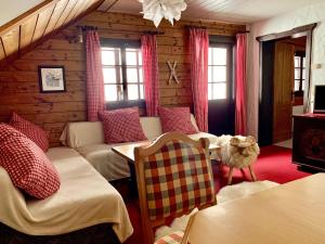 una habitación con mesas y sillas en una cabaña de madera en Apartment Julia Nassfeld, en Sonnenalpe Nassfeld