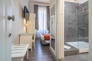 um quarto de hotel com um chuveiro e um quarto em Suite Castrense em Roma