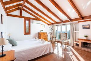 Un dormitorio con una cama y una chimenea. en Villa Carolina, en Son Bou 19 fotos más
