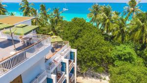 uitzicht op het strand vanaf het balkon van een resort bij Dhiguveli Maldives in Dhigurah