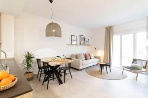 - un salon avec un canapé et une table dans l'établissement Calafell Home Apartments, à Calafell