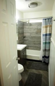 ein Bad mit einem WC, einem Waschbecken und einer Dusche in der Unterkunft 3 Bdrms next 2 Ft Sill 14% discount for 1 week in Lawton