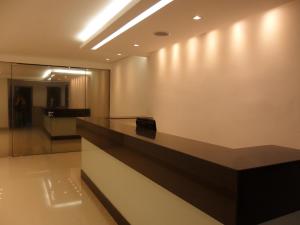 a lobby with a reception desk in a building at Lord Hotel Aeroporto Confins in Vespasiano