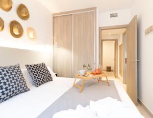 Postel nebo postele na pokoji v ubytování Calafell Home Apartments