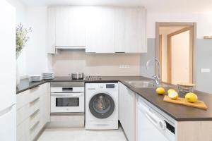 Kuchyň nebo kuchyňský kout v ubytování Calafell Home Apartments