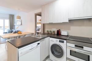 Kuchyň nebo kuchyňský kout v ubytování Calafell Home Apartments