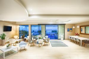 Cette grande chambre dispose de tables, de chaises et de fenêtres. dans l'établissement Hotel Agostini, à Bellaria-Igea Marina