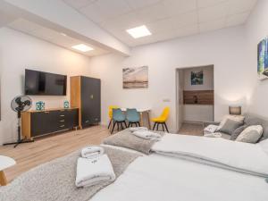 Televízia a/alebo spoločenská miestnosť v ubytovaní ApartmentyPrzyMorzu Ogrody