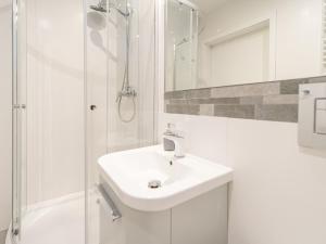 Kúpeľňa v ubytovaní ApartmentyPrzyMorzu Ogrody