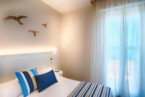 Säng eller sängar i ett rum på Hotel Agostini