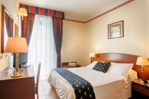 A bed or beds in a room at Hotel Agostini