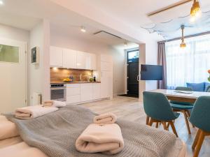 Kuchyňa alebo kuchynka v ubytovaní ApartmentyPrzyMorzu Ogrody