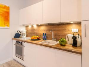 Kuchyňa alebo kuchynka v ubytovaní ApartmentyPrzyMorzu Ogrody