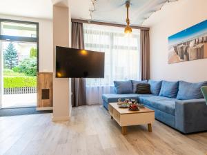 Televízia a/alebo spoločenská miestnosť v ubytovaní ApartmentyPrzyMorzu Ogrody