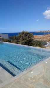 - une piscine avec vue sur l'océan dans l'établissement Iris villa, à Koundouros