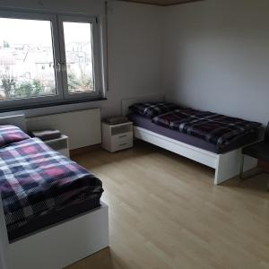 1 dormitorio con cama y ventana en schöne 3 Zimmer Stadtwohnung en Eppelheim