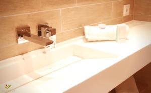 Bilik mandi di Hotel Olivier