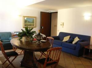 a living room with a table and a blue couch at Residenza Monti in Rome
