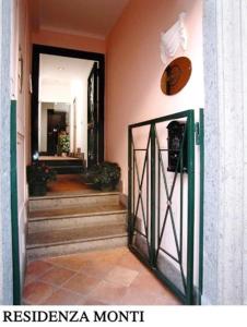 uma entrada para um edifício com um portão e escadas em Residenza Monti em Roma