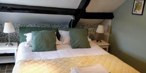 A bed or beds in a room at Bank Villa 