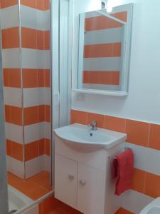 uma casa de banho com um lavatório e um espelho em SUITEVISTAMARE Copanello-Caminia-Soverato em Copanello