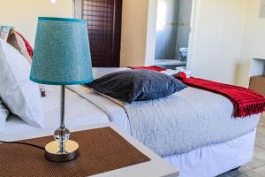 Imvomvo Country Lodge tesisinde bir odada yatak veya yataklar