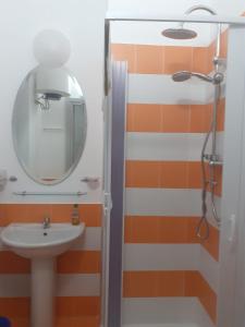 コパネッロにあるSUITEVISTAMARE Copanello-Caminia-Soveratoのバスルーム(洗面台、鏡付)