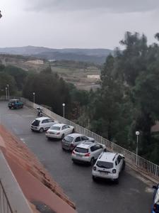 eine Gruppe von Autos, die auf einem Parkplatz geparkt sind in der Unterkunft SUITEVISTAMARE Copanello-Caminia-Soverato in Copanello