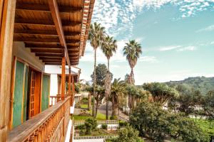 un balcón de una casa con palmeras en el fondo en Villa Santini en Teror