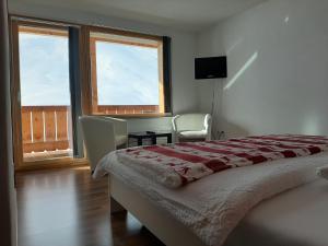 Postel nebo postele na pokoji v ubytování Hotel Avers
