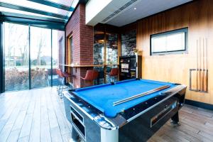 una sala biliardo con tavolo da biliardo di Bastion Hotel Brielle - Europoort a Brielle