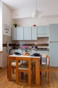 Number 3 Charming Appartment Old Town Parma 주방 또는 간이 주방