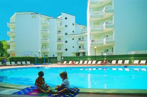 Bazén v ubytování Flat in Lignano nebo v jeho okolí