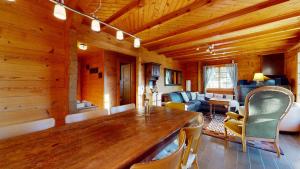 um quarto de madeira com uma mesa de madeira e uma sala de estar em Apartment at the bottom of the slopes in Crans-Montana, cosy atmosphere em Crans-Montana mais 13 fotografias