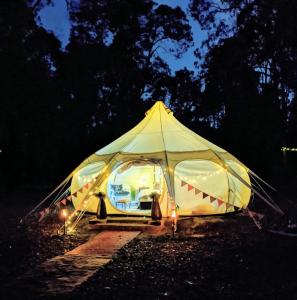 uma grande tenda é iluminada à noite em Eversprings Glamping em Mount Helena