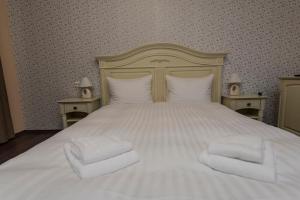 Un pat sau paturi într-o cameră la Pensiunea 1 Mai