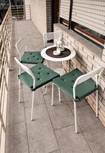einen Tisch und Stühle auf einer Terrasse in der Unterkunft Apartmani Jovčić in Leskovac