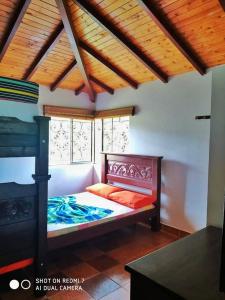 Bunk bed o mga bunk bed sa kuwarto sa CASA CAMPESTRE frente Acuarela -Mesa de los Santos