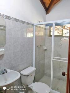 Bathroom sa CASA CAMPESTRE frente Acuarela -Mesa de los Santos