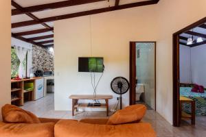 TV a/nebo společenská místnost v ubytování Bungalows Ache Cozy House