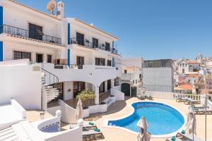een uitzicht op een huis met een zwembad bij Bertolina Guest House in Albufeira