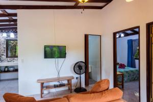 Μια τηλεόραση ή/και κέντρο ψυχαγωγίας στο Bungalows Ache Cozy House