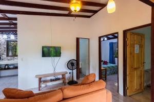 Μια τηλεόραση ή/και κέντρο ψυχαγωγίας στο Bungalows Ache Cozy House
